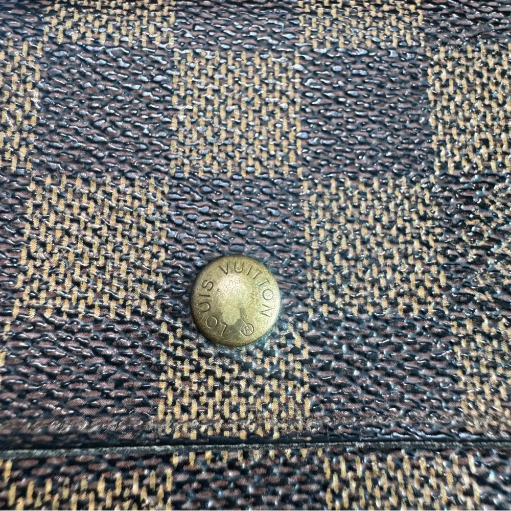 Louis Vuitton elegant wallet